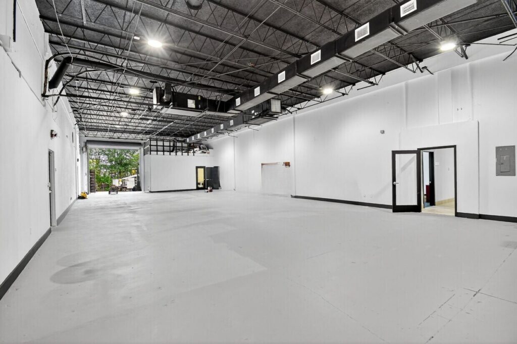 warehouse interior space in Hollywood Florida near I-95 with high ceilings open floor plan and industrial commercial property for lease